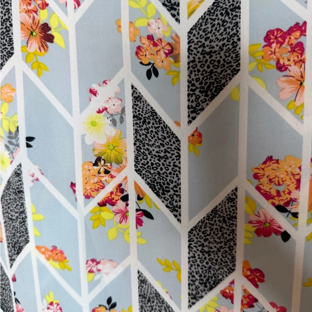 CAbi Multicolor Geometric Floral Sleeveless Lightweight Blouse Size Medium - Picture 10 of 14